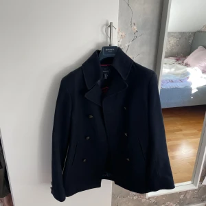 Gant Skepparkavaj - Gant skepparkavaj i mycket gott skick i marinblått. Fickor och knappar är hela🥰 nypris ca 6000kr säljer för minst 1500kr. Hör av er vid frågor eller fler bilder!!😍💕