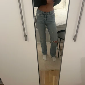 Zara Jeans - Snygga Zara mid-waist Jeans med hål, de är tyvärr lite för korta på mig ❣️