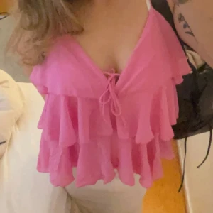 Volang topp - Säljer denna fina volang linne från MISSÄY. Använd ca 3-4 ggr, fof i bra skick❤️ (ORDINARIE PRIS: 399kr)