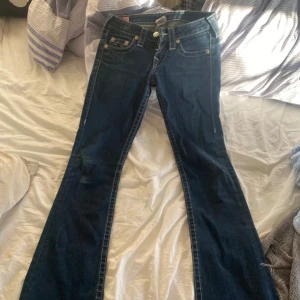 ⚠️ Intressekoll ⚠️ - Vill helst byta dessa jeans mot samma märke och storlek bara i annan färg eller modell 💕 