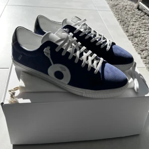 Oliver Cabell skor - Tja! Säljer ett par Oliver Cabell skor i storlek 43, aldrig använda utan endast testade. Säljer då jag köpt ett par andra skor istället. Original skosnören och ett par snören med Oliver Cabell text också.  Låda fås med, nypris 2200 + 1000kr tull 