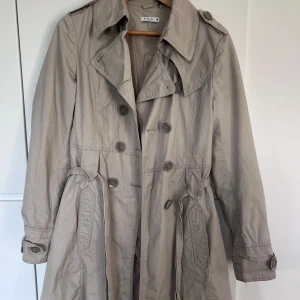 trenchcoat - jättefin trenchcoat, perfekt längd (87cm från axel till nederkant). storlek M men passar snarare S/XS. köpt secondhand men oanvänd av mig