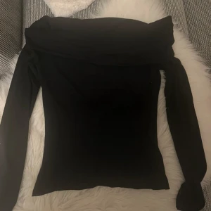 Off shoulder topp - Säljer denna off shoulder toppen från NA-KD. Den är i storlek XS & i superbra skick, inga defekter eller liknande. Tveka inte att höra av er vid frågor eller lägga in prisförslag
