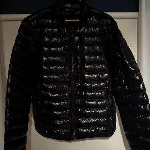 Peak Performance Jacka! - Säljer då ja ska köpa en ny jacka. Den är använd en vinter och de finns inget slitage på den!