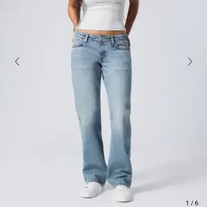 Superfina jeans från weekday, är sparsamt använda så är i nyskick. Lite mörkare nyans i verkligheten, slutsålda i denna storlek på hemsidan. Nypris 600kr