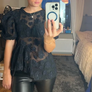 Genomskinlig topp - Söt topp med puffärmar och broderade blommor. 