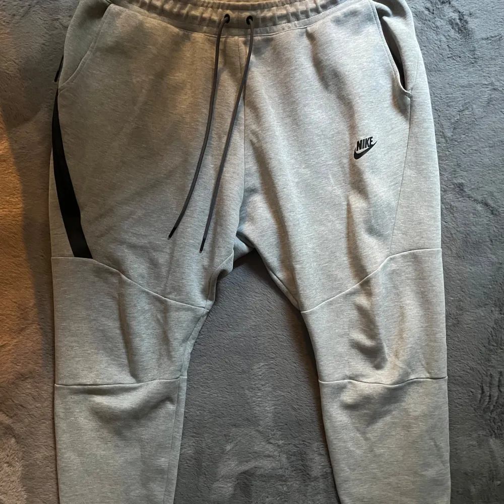 Nike tech pants strolek xxl dom är o bra skick . Jeans & Byxor.