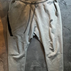 Nike tech fleece - Nike tech pants strolek xxl dom är o bra skick 