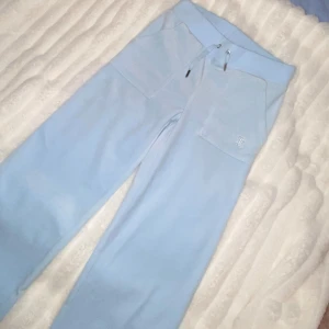 Juicy byxor  - Jätte fina juicy byxor som är använda 1-2 gånger, som nya💞 i storlek xxs, säljer billigt pga att använder inte de längre Nypris 1200