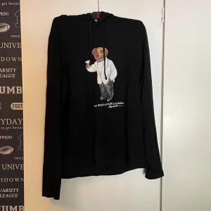 Ralph Lauren hoodie - Säljer nu denna feta Ralph Lauren hoodie i storlek S. Materialet är tunt men väldigt bra. Använd ett fåtal gånger och är i 9/10 skick. Nypris ligger runt 2500, mitt pris är 600 kr men går att förhandla. Hör av er vid frågor!