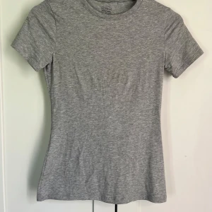 Intimissimi t shirt - Grå t shirt från intimissimi i fint skick endast använd två gånger!🍂 