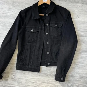 Jeans jacka  - Jeansjacka Köpt flera år tbx Använder inte 