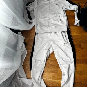 Nike Tracksuit  - Det beige Nike tracksuit. Skick 10/10 knappt använd. Tröjan är S (stor S)) och byxorna är L (TTS)  Pris nytt för hela dressen var runt 1500-1700  Öppen för bytesförslag!