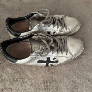 Premiata skor - Tja, säljer dessa silvriga premiata skor i storlek 44. Dom är använda väldigt sparsamt och i väldigt bra skick  Skriv för mer frågor