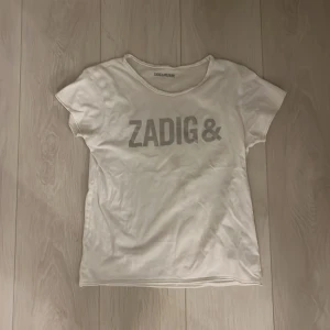 Zadig T-shirt - Zadig T-shirt! Knappt använd och köptes för 1000kr