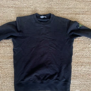 Stone island tröja  - Stone island tröja i storlek M, har haft i två år men inga fläckar inget som har gått sönder. Otroligt lite solblekt men inget som syns om man inte tänker på de. Tröjan är köpt på NK i Göteborg. Kvitto finns tyvärr inte. Priset är inte hugget i sten.