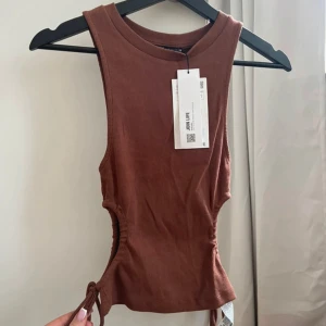 Brun ärmlös topp från zara - Oanvänd brun topp från zara!