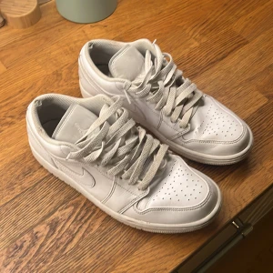 Nike jordan low - Säljer dom här fina skorna som är mycket slitna men är riktigt snygga å sköna 4/10 skick storlek 42,5
