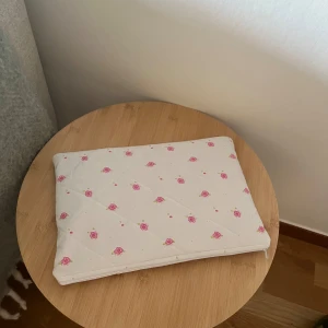 Datorfodral - Handgjort jättegulligt datorfodral som passar 13 tum laptops🩷 Följ mig på instagram för att se mer av det jag sytt@madeeby.lilo🥰 Går att tvätta med stängd dragkedja i handtvättsprogrammet 🥰