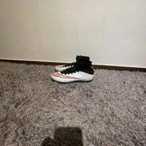 Nike mercurial superfly 4 ”shine through” - Tjena!! Säljer dessa extremt sällsynta fotbollsskor. Skick 8/10 . Nypris på dessa ligger på 4000-5000 beroende på vart man köper. Tvättas innan köp. Hör av vid frågor