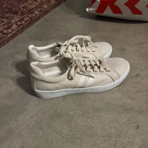 Ljusrosa sneakers  - Ljusrosa sneakers från HM i strl. 37, använda ett fåtal gånger 