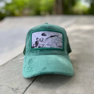 Grön velvet keps Pelé - Tja! Jag och min vän säljer denna kepsen till ett bra pris skriv om ni är intresserade 😁