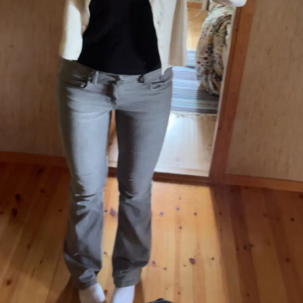 Säljer ett par gråa jeans från Gina tricot💗 originalpris är 699kr men säljer för 399❤️ sitter helt perfekt om du har storlek 36 på jeans💗, använda fåtal gånger, tvättar alltid klädesplagget innan frakten❤️. Jeans & Byxor.