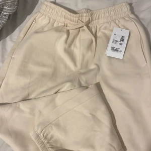 Cermefärgade mjuksbyxor  - Helt nya aldrig använda med prislapp kvar. Köpta för 299kr och säljer för 199. Pris kan diskuteras 