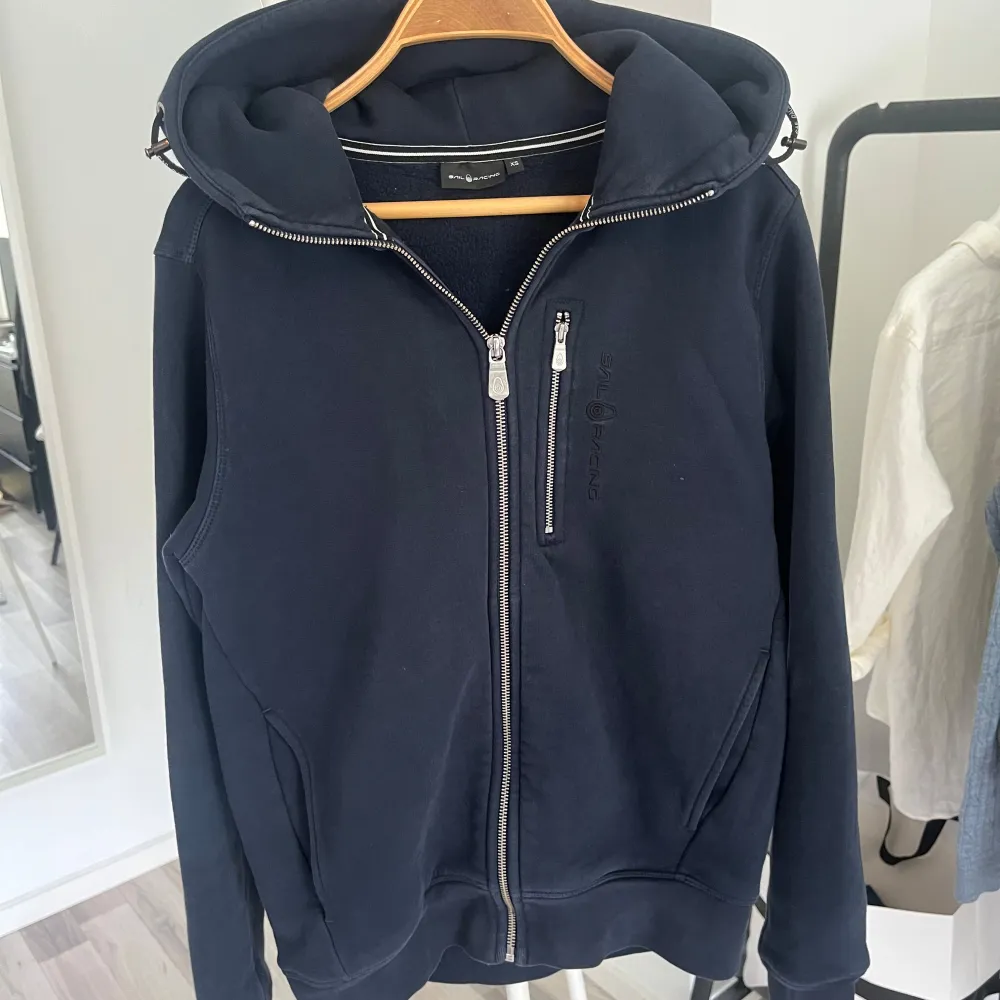 • Mörkblå SAIL RACING         Hoodie i storlek XS • 10/10 Kvalite • Köpt på NK Göteborg • Nypris 1599 kr. Hoodies.