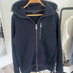 SAIL RACING Hoodie - • Mörkblå SAIL RACING         Hoodie i storlek XS • 10/10 Kvalite • Köpt på NK Göteborg • Nypris 1599 kr