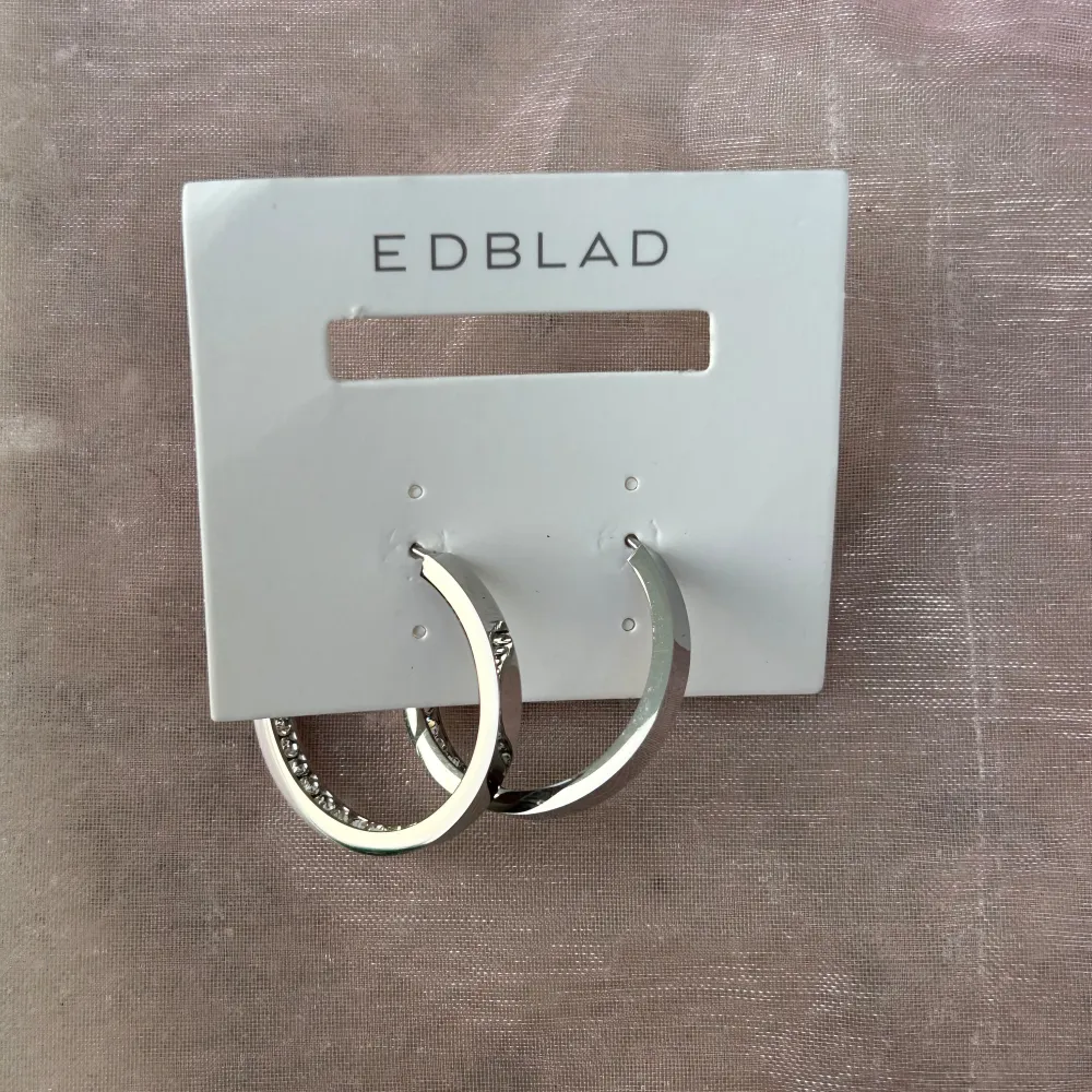 Edblad örhängen i nyskick! Fick dessa i present men var inte min stil, därav har jag aldrig ens provat dem på. Nypris: 499kr. Asusteet.