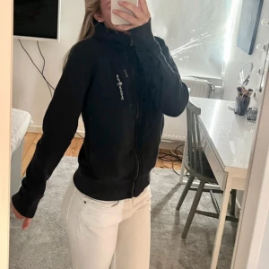 Svart fleecejacka från Sail Racing - Säljer en svart ziphoddie från Sail Racing i storlek S. Nypris 1500kr! Perfekt för kyliga dagar och har en stilren design med logotyp på bröstet. Koftan är i bra skick och är perfekt nu till höst/vinter💞