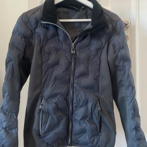 Jacka. - Säljer denna snygga jackan som är menad som en stall/rid jacka men funkar även utmärkt som träningsjacka. Den är varm med foder på insidan så passa perfekt nu till hösten. Luva medkommer!!💗 