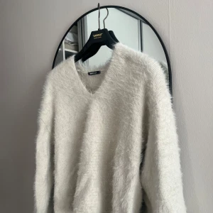 Vit stickad tröja - Mysig och go stickad tröja från Gina tricot bra passform och otroligt skön!  Odinarie pris: 449 Säljer för 200