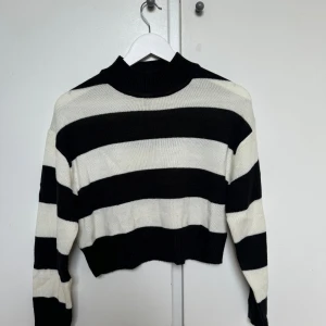 Svart vit randig stickad tröja - Storlek xs från hm divided 