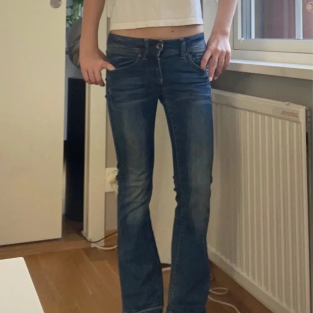 Skit snygga lågmidjade jeans 🥰 pris kan diskuteras  Midjemått: 33cm Innerbenslängden: 71cm . Jeans & Byxor.