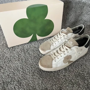  The gallerist skor (Beige)  - |The gallerist skor| Skorna är använda men väldigt fina 8,5/10(slitningarna hör till design)| Nypris runt 2k men säljs inte längre| Mitt pris 1999kr| Box medföljer vid köp|Hör av dig vid funderingar| pris kan diskuteras vid snabb affär|  Mvh Malte!