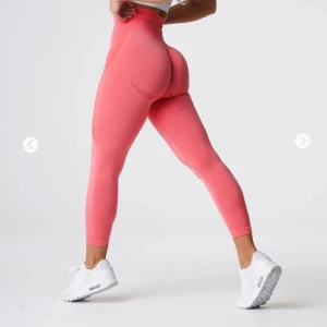 Nvgtn träningstights - Säljer dessa nvgtn tights som är använda en gång! Sitter sjukt snyggt och har en contour under rumpan som ger en fin detalj. Väldigt skönt material och stretchiga. Skriv för mått eller fler bilder🩷