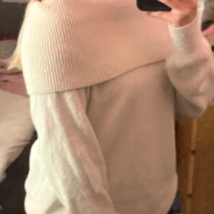 Stickad tröja - Säljer denna off shoulder tröjan just för att jag aldrig andvänt den. Den är helt ny och köptes för 299kr säljer för 200
