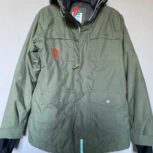 Skid/vinterjacka från Warp - Skön jacka för skidbacken eller som vinterjacka. Bra muddar i ärmarna, midjan går att dra åt.