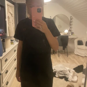 Svart HOV1 T-shirt - Säljer en svart T-shirt med HOV1 tryck från deras 'Until Next Time Tour'. T-shirten har en cool design med deras logga på framsidan och ett stort tryck på baksidan med turnédatum och platser. 😇🥰