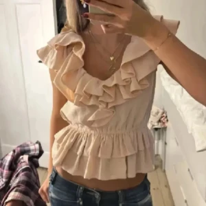 Hm blus! - Funderar på att sälja denna fina oxh eftertraktade hm blus! Skicka gärna prisförslag osv. Super fint skick i srlk S/36. Kan tänka mig runt 400-500!❤️