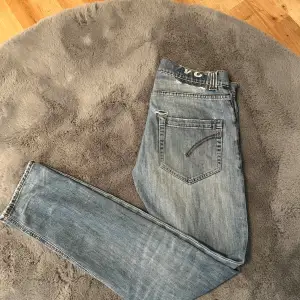 | Säljer ett par tvärfeta jeans | Märke: Dondup | Storlek: Ungefär 30/32 | Skick: 8/10 | Passform: Tapered fit/ slim | Priset är diskuterbart vid snabb affär | 