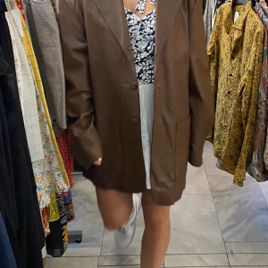 Snygg skinnkappa - Sjukt snygg äkta skinnkappa i fint skick! Står storlek XL, men snarare storlek M, då den passar mig!🩷