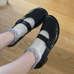 Vintage Mary Janes  - Super fina vintage Mary Jane skor i äkta läder. Storlek 5 1/2 står i skorna men skulle säga att dem är ungefär storlek 40 då dem är lite för stora för mig som har 39. Köpta här på Plick men säljer då dem är för stora. 
