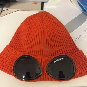 C.p company  - "Säljer en C.P. COMPANY mössa i nyskick. Riktigt bra kvalitet och snygg design! Perfekt för hösten/vintern. Hör av dig vid intresse!"
