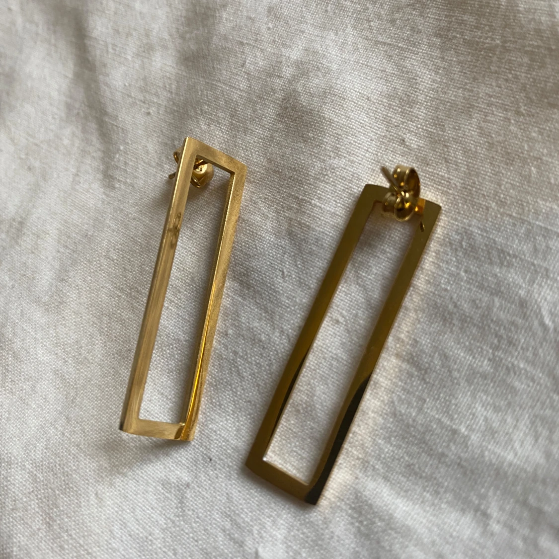 Rektangulära guldörhängen