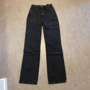 Svarta högmidjade jeans - Säljer dessa svarta högmidjade raka jeansen, anvönt fåtal gånger 
