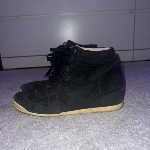 Isabel Marant liknande skor - Säljer dessa skitsnygga skor som liknar isabel marant skor. Man ser att dom har används men har inga stora defekter. Nypris: 1800kr💕VILL FÅ DE SÅLDA SÅ FORT SOM MÖJLIGT!!