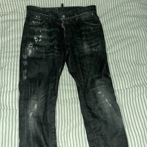 Dsquared2 jeans svarta  - Säljer nu mina Dsquared2 jeans, inget slitage, hål, fläckar eller liknande. Köpta hos garmsmarket men känner att dem är lite stora för mig. Skriv vid frågor. ‼️‼️ENDAST SERIÖSA KÖPARE‼️‼️